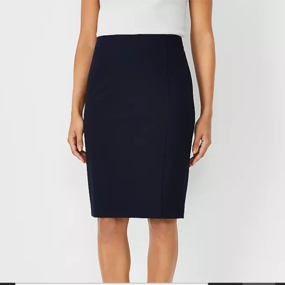 Ann Taylor Seamed Pencil Skirt in Seasonless Stretch, Perfect Navy, Size 4 Curve